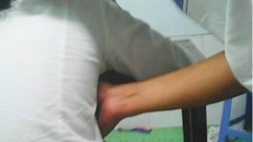 Lý luận 'ngây thơ' của thầy giáo luồn tay qua nách nữ sinh