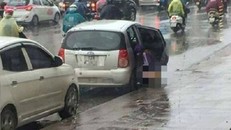 Phản cảm người phụ nữ thản nhiên ‘tè bậy' giữa đường phố Hà Nội