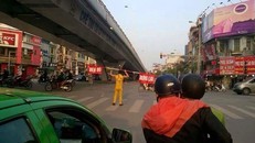 Xôn xao hành động kỳ lạ của người đàn ông giữa phố Hà Nội