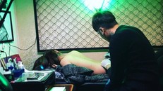 Nỗi khổ của chàng trai 9x khi xăm hình chỗ nhạy cảm cho chị em