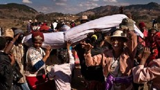 'Sởn da gà' tục nhảy múa cùng người chết