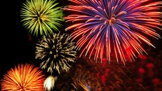 Bắn pháo hoa trong đêm khai mạc Lễ hội Hoa Ban ở Điện Biên