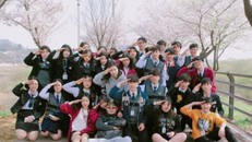 Rộ trào lưu chụp ảnh tạo dáng giống ‘Hậu duệ mặt trời’