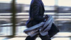 Cuống cuồng đền bù 500 triệu để tháo chạy khỏi cô vợ hot girl