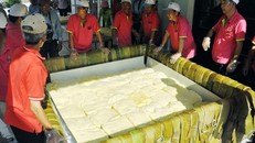 Cận cảnh màn gói chiếc bánh chưng “khủng” dâng Quốc Tổ