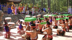 Chuyện dâng cúng bánh chưng "khủng" - nhìn từ bản sắc văn hóa