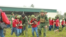 Học sinh tiểu học cầm súng và ngắm bắn chỉ để... chụp ảnh?