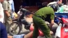 Công an quật ngã người bán hàng rong: Tự vệ hay trái luật?