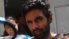 Bạn trai 'Cô dâu 8 tuổi' tự nhốt mình và dọa tự tử