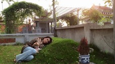 Thanh Lam gối đầu nằm bên mộ cha khiến nhiều người xúc động