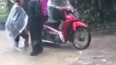 Yên Bái: Thót tim nhìn giáo viên vùng cao vượt lũ dữ đến trường