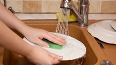 Thói quen khi rửa bát không ngờ đang âm thầm giết cả gia đình