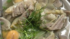 Bị 'chặt chém' bát phở gà 300 nghìn giữa lòng Hà Nội