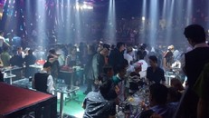 Hơn 300 khách 'chơi bar' chạy tán loạn vì cảnh sát đột kích