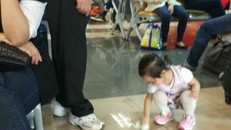 Ảnh em bé lau sàn ở sân bay, ngẫm cách dạy con của người Việt