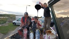 Kỳ dị phong tục bôi bẩn cô dâu chú rể trước ngày cưới