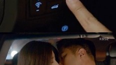 Cặp đôi đâm vào bụi cây vì hôn nhau trên xe như Hậu duệ mặt trời