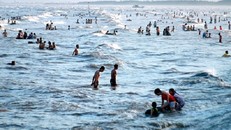 Dịp nghỉ lễ 30/4-1/5: 3 vạn du khách đổ về bãi biển Quất Lâm