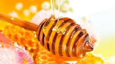 Vì sao các chuyên gia khuyên bạn nên uống mật ong vào buổi tối?