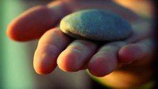 Đừng mang đá đặt ở trong tâm, hãy học theo 7 bài học của cố nhân