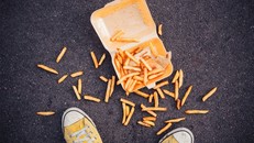 Có nên ăn thức ăn vừa rơi xuống nền nhà?