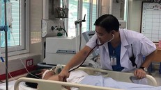 Bệnh nhân đang hôn mê dù thân nhiệt đã hạ: Ảnh: H. H. 