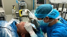 Các bác sĩ tiến hành phẫu thuật lấy dị vật sống ra khỏi cổ họng bệnh nhi