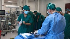 Hơn 10 bác sĩ được huy động phẫu thuật cấp cứu tại giường cho bé gái (Ảnh: Báo Công an thành phố Hồ Chí Minh)