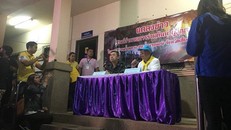 Tỉnh trưởng Narongsak thông báo về chiến dịch giải cứu trong cuộc họp báo.