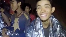 Đội bóng nhí cần được giám sát y tế trong vòng một tuần trước khi được xuất viện.