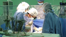 Ê kíp bác sĩ phẫu thuật nội soi tim.