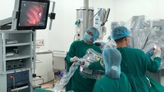 Việt Nam lần đầu cắt tuyến ức chữa nhược cơ có sự hỗ trợ của robot