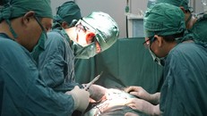 Bác sĩ bệnh viện Nhi đồng 2 phẫu thuật cho bệnh nhi.