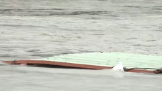 Chìm sà lan 500 tấn, ba người nhảy sông thoát nạn