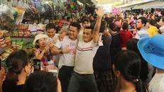 Khán giả phấn khích khi gặp dàn diễn viên 'Gạo nếp gạo tẻ' ngoài đời