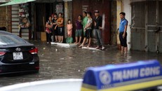 Cảnh báo ngập lụt nhiều tuyến phố - Ảnh: TTXVN