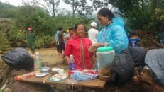 Hãi hùng, bất lực nhìn lũ 'chôn vùi' chồng và nhà ngay trước mắt