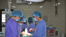 Nam thanh niên hốt hoảng phát hiện ‘súng’ bị gãy khi ngủ dậy