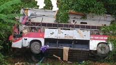 Xe khách giường nằm lao vực ở Cao Bằng.