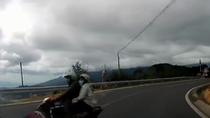 Thót tim với pha ôm cua ngược chiều trên đường đèo của Exciter