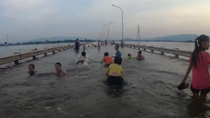 Đường giao thông thành bãi tắm sau hai ngày mưa lớn