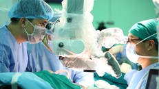 Các bác sĩ thực hiện phẫu thuật ghép gan.