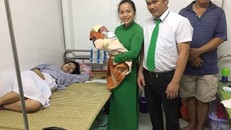 Tài xế đến thăm mẹ con sản phụ tại bệnh viện.