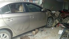 Chiếc xe tông xuyên tường làm 2 người thương vong