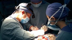 Các bác sĩ Bệnh viện Nhi đồng 2 thực hiện phẫu thuật biến dạng hộp sọ kèm não úng thủy.