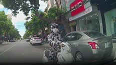 Nữ 'ninja' dừng xe ở làn ngược chiều, nghênh ngang đối đầu ô tô