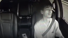 Hoảng hồn tài xế ngủ gật suốt 1 phút khi ô tô đang vun vút chạy