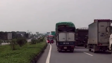 Có thể bạn không tin: Cầm đèn chạy trước ôtô là có thật...