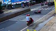 Video: Nữ 'Ninja' suýt mất mạng vì va chạm với xe container