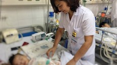 Bệnh nhi ổn định sau ca phẫu thuật cắt ruột có ấu trùng giun - Ảnh: Báo Nhân Dân